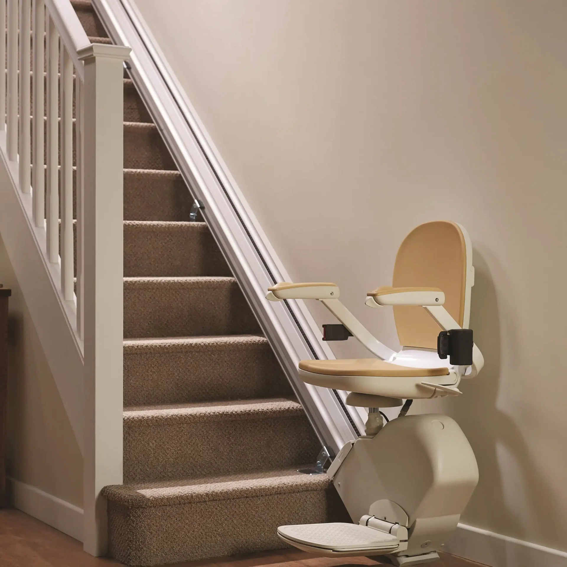 Monte-escalier d'occasion reconditionné installé sur un escalier droit